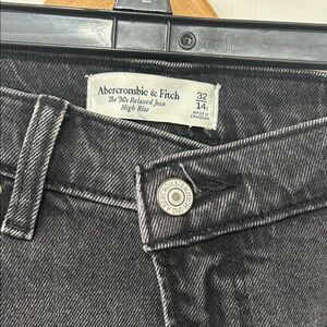 Abercrombie & Fitch 90s Relaxed Black Jeans high rise
Size 32/14R